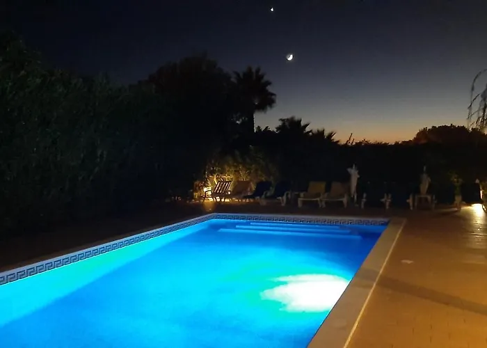 White Sands - Private Oasis, Heated Pool, Beaches & Strip Nearby Villa Albufeira