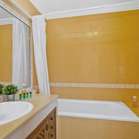 Villa White Sands - Private Oasis, Heated Pool, Beaches & Strip Nearby Albufeira