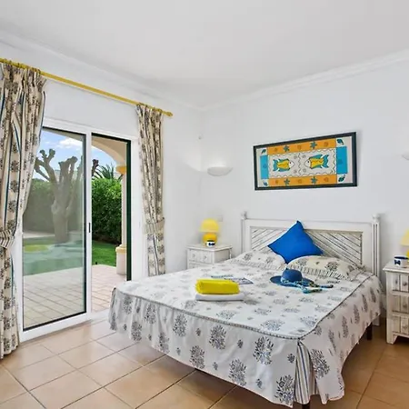 White Sands - Private Oasis, Heated Pool, Beaches & Strip Nearby Albufeira