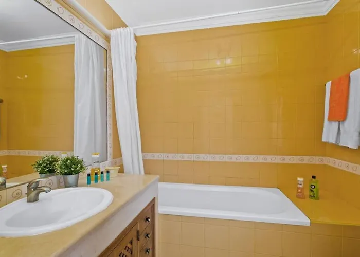 Villa White Sands - Private Oasis, Heated Pool, Beaches & Strip Nearby Albufeira