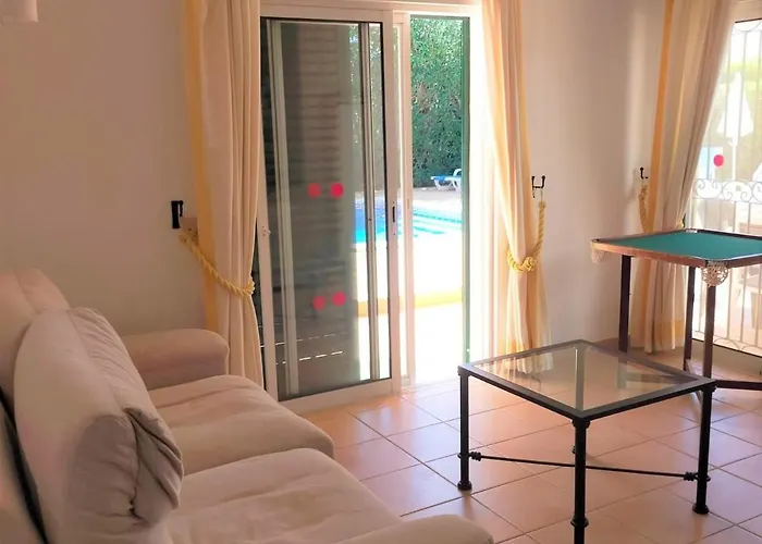 White Sands - Private Oasis, Heated Pool, Beaches & Strip Nearby * Albufeira
