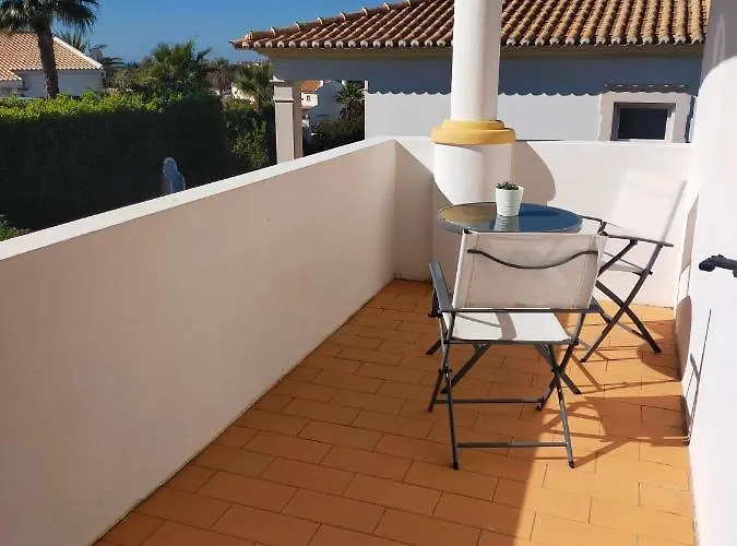 Villa White Sands - Private Oasis, Heated Pool, Beaches & Strip Nearby Albufeira